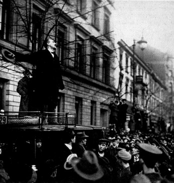 Karl Liebknecht im Januar 1919, kurz vor seiner Ermordung. Er kämpfte im ersten Weltkrieg gegen den Opportunismus und Chauvinismus der SPD und mahnte: „Der Hauptfeind steht im eigenen Land!“ Im November 1918 proklamierte er vor den Berliner Arbeitern die Freie Sozialistische Republik Deutschland. Wieder war es die SPD-Führung, die diesen Schritt zu einer friedlichen Welt sabotierte.