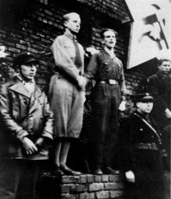 Zwei Wochen vor der Machtübertragung an die Hitlerfaschisten – Januar 1933, Jahrestag der Ermordung von Rosa Luxemburg und Karl Liebknecht am Mahnmal in Berlin-Friedrichsfelde: ein junger Sozialdemokrat und ein junger Kommunist reichen sich die Hände. Nur die Einheitsfront der Arbeiter hätte den Faschismus verhindern können.