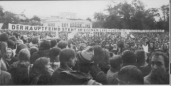 Oktober 1981, Bonn: Großdemonstration gegen den „Nato-Doppelbeschluss“. Die mit Chauvinismus verbundene Angst vor einer atomaren Verwüstung Europas durch die „Supermächte“ wächst, während die Arbeiterbewegung aufgrund des Wirkens der Sozialdemokratie kaum noch Flagge zeigt. Ein Transparent von 100 Metern Länge mahnt zur besseren Einsicht.