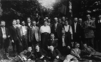 Ernst Thälmann (Mitte, stehend) mit seinen Genossen der USPD, Hamburg-Eppendorf, um 1919