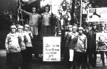 Eine Gruppe des Roten Frauen- und Mädchenbundes (RFMB)
