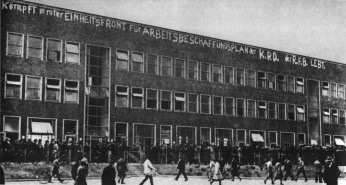 Losung der KPD auf einer Häuserwand des Berliner Arbeitsamtes Süd-Ost, in dem auch eine Polizeiwache untergebracht war