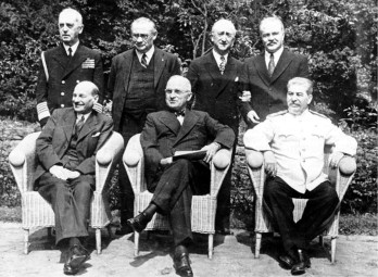 Potsdamer Konferenz der UdSSR, Grossbritannien und der USA August 1945. Ihr Ergebnis war das Potsdamer Abkommen, das die völkerrechtlichen Grundfragen für den Aufbau eines friedlichen, demokratischen deutschen Staates und die Politik der Siegermächte gegenüber Deutschland festlegte. V.l.n.r.: sitzend: C.R. Attlee, H.S. Truman, J.W. Stalin; stehend: Admiral J.D. Loahy, E. Bevin, J.W.Byrnes, und W.M. Molotow.