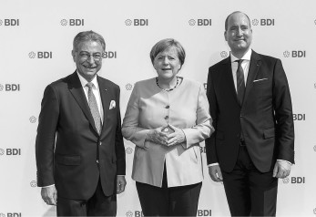 Merkel mit den BDI-Granden: Kempf, Der Präsident, kommt aus dem Stall eines der weltweit größten Wirtschaftsprüfungs- und Beratungsunternehmen Ernst & Young. Seit langem ist er Boss der Datev, die der kleinen und mittleren Bourgeoisie in die Bücher schaut. Joachim Lang, der Hauptgeschäftsführer, war zunächst Dezernent im Kriegsministerium, dann u.a. bei der CSU/CDU-Bundestagsfraktion, und vor seiner Tätigkeit beim BDI (ab 2016) als Manager beim Strommonopolisten E.ON beschäftigt.