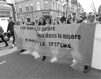 Eine der Gelbwesten-Demos in Lille: „Die Jungen in der Tretmühle. Die Alten im Elend. Ändern wir das System. Soziale Gerechtigkeit. Steuergerechtigkeit und Klimagerechtigkeit“. Mit dabei sind Vertreter von Attac, Gewerkschafter der CGT und Kommunisten.