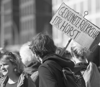 Demonstranten gegen das „Hau ab“-Gesetz fordern ein „Hau ab“ für Bundesinnenminister Horst Seehofer. Hier in Frankfurt am Main, ganz geordnet ...