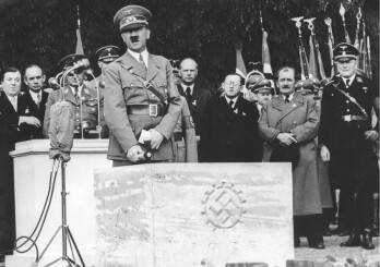 Am 26.05.1938 legte Adolf Hitler den Grundstein für das Volkswagenwerk. Hinten in der Mitte im grauen Mantel Ferdinand Porsche.