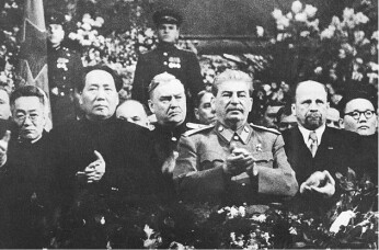 Mao Tse-tung, J.W. Stalin und Walter Ulbricht zu Stalins 70. Geburtstag in Moskau – Dezember 1949