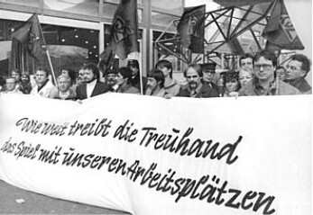 Die DDR wurde zerschlagen und unter dem Vorwand der nationalen Wiedervereinigung dem westdeutschen Spalterstaat einverleibt, das Volkseigentum unter die altbekannten Konzerne verteilt und der Rest von der staatlichen Schandanstalt „Treuhand“ zerschreddert, um es an weitere Gauner, Glücksritter und Freibeuter zu verschleudern.