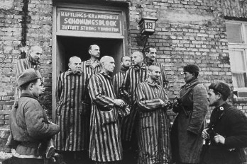 Ewiger Ruhm den Befreiern von Auschwitz, den Soldaten der Roten Armee der Sowjetunion unter dem Oberbefehl von Generalissimus J.W. Stalin