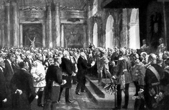 Nach der Thronrede Kaiser Wilhelms II. legen die Reichstagsabgeordneten am 4.8.1914 im Weißen Saal des Berliner Schlosses das „Treue­gelöbnis“ ab.