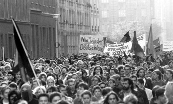 Proteste gegen die Einverleibung der DDR durch den deutschen Imperialismus am 3. Oktober 1990. Statt „Nie wieder Deutschland“ sei unsere Parole: „Für ein freies, einiges und sozialistisches Deutschland! – Viertes Reich? No pasarán!“