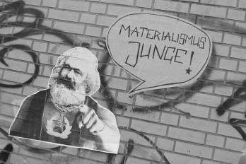 Marx zeigt, dass jede technische Entwicklung und Fragestellung nur durch materialistisches Herangehen gelöst werden kann. Die moralische und negative Belegung des Begriffes Materialismus muss dazu überwunden werden.