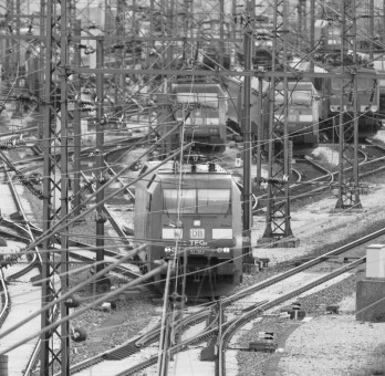 Unzureichende Kommunikation und falsche Steuerung im kapitalistischen Chaos bewirken Stillstand.