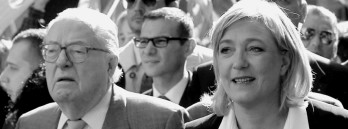 Marine Le Pen, Tochter des Faschisten Jean Le Pen (links), weiß sich der Stimmen der alten Chauvinisten, Militaristen, Rassisten und Antisemiten sicher – sozusagen dank Herkunft. Um andere Teile der Bevölkerung auf die faschistische Bahn zu bringen agiert sie mit sozialer Demagogie und führt in der Öffentlichkeit das Spektakel der Distanzierung von Vati auf. Doch: der alte Le Pen ist immer noch Ehrenvorsitzender des Front National.