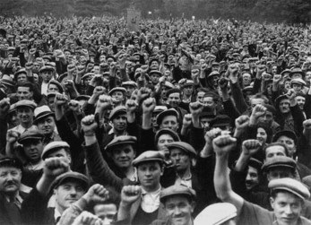 1934 wurde der faschistische Angriff durch Streiks und Demonstrationen der französischen Arbeiterklasse zurückgeschlagen. Manche haben es wohl vergessen. Woher kommt der Faschismus? Von den aggressivsten Kräften der Bank- und Industriemonopole. Was verschafft dem Faschismus eine Massenbasis? Das Versagen der Sozialdemokratie und der bürgerlichen Parteien beim Kampf gegen Krise, soziale Unsicherheit und Verelendung der Massen. Wie kann der Faschismus besiegt werden? Durch die geeinte Aktion der Arbeiterklasse und ihrer Gewerkschaften mit einer starken kommunistischen Partei. 