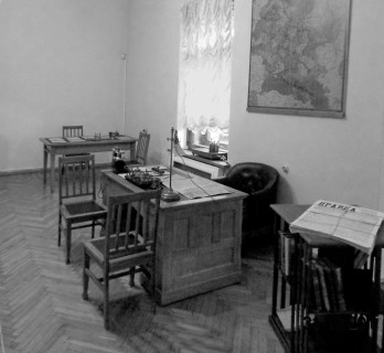 Das ehemalige Staatliche Revolutionsmuseum wurde am 11.Januar 1920 in der Eremitage eröffnet. Das Museum für Politische Geschichte Russlands, wie es jetzt heißt, befindet sich seit 1957 in einer Villa, in der einst Matilda Kschessinskaja, langjährige Primaballerina des Mariinski Theaters und Mätresse des Zaren, wohnte. Sie floh während der Revolution mit einigen Mitgliedern der Zarenfamilie nach Paris. Die Villa diente während der Revolution als Hauptquartier der Bolschewiki und beherbergt im oberen Stockwerk das Arbeitszimmer von Lenin. Das Museum spiegelt die Ambivalenz in der Haltung der heutigen russischen Regierung nicht nur zur Oktoberrevolution wider. Man findet hervorragende Dokumente des revolutionären Russlands neben zahlreichen revisionistischen Werken und Dokumenten bis hin zu den antikommunistischen Machwerken sogenannter „Dissidenten“.