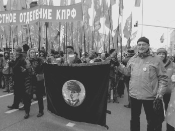 In Moskau auf der Demonstration am 7. November 2017 zu Ehren der großen Sozialistischen Oktoberrevolution war das Banner von Ernst Thälmann (Leihgabe des Freundeskreises „Ernst-Thälmann-Gedenkstätte“, Ziegenhals) mit dabei. Ernst Thälmann wurde von vielen erkannt und begrüßt und bei den Veteranen des Großen Vaterländischen Kriegs eingereiht. Sie grüßten z. T. mit   „Genosse Thälmann ist unsterblich“   und   „Rot Front!“   Auf Einladung der KP der Russischen Föderation feierten wir zusammen mit rund 10.000 Besuchern, darunter Kommunisten aus der ganzen Welt, den 100. Jahrestag der Oktoberrevolution im Moskauer Eispalast. Bekannte russische Künstler und Chöre trugen zusammen mit einer perfekten Bühneninszenierung zum Gelingen der prachtvollen Veranstaltung bei. Auffallend allerdings war, dass trotz der ausführlichen Würdigung der Sowjetunion und des siegreichen Kampfs gegen Hitlerdeutschland der Genosse Stalin praktisch nicht erwähnt wurde.   Erstellt von der Reisegruppe Leningrad/Moskau