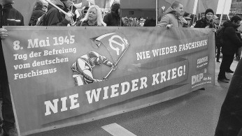 Wir haben keine Sowjetunion mehr, die uns die Niederschlagung des Faschismus abnehmen könnte. Aber wenigstens eins haben wir heute: die geschichtliche Erfahrung, wie die Monopolbourgeoisie den Faschismus durchsetzen und uns in den Krieg treiben konnte. Lernen wir daraus!